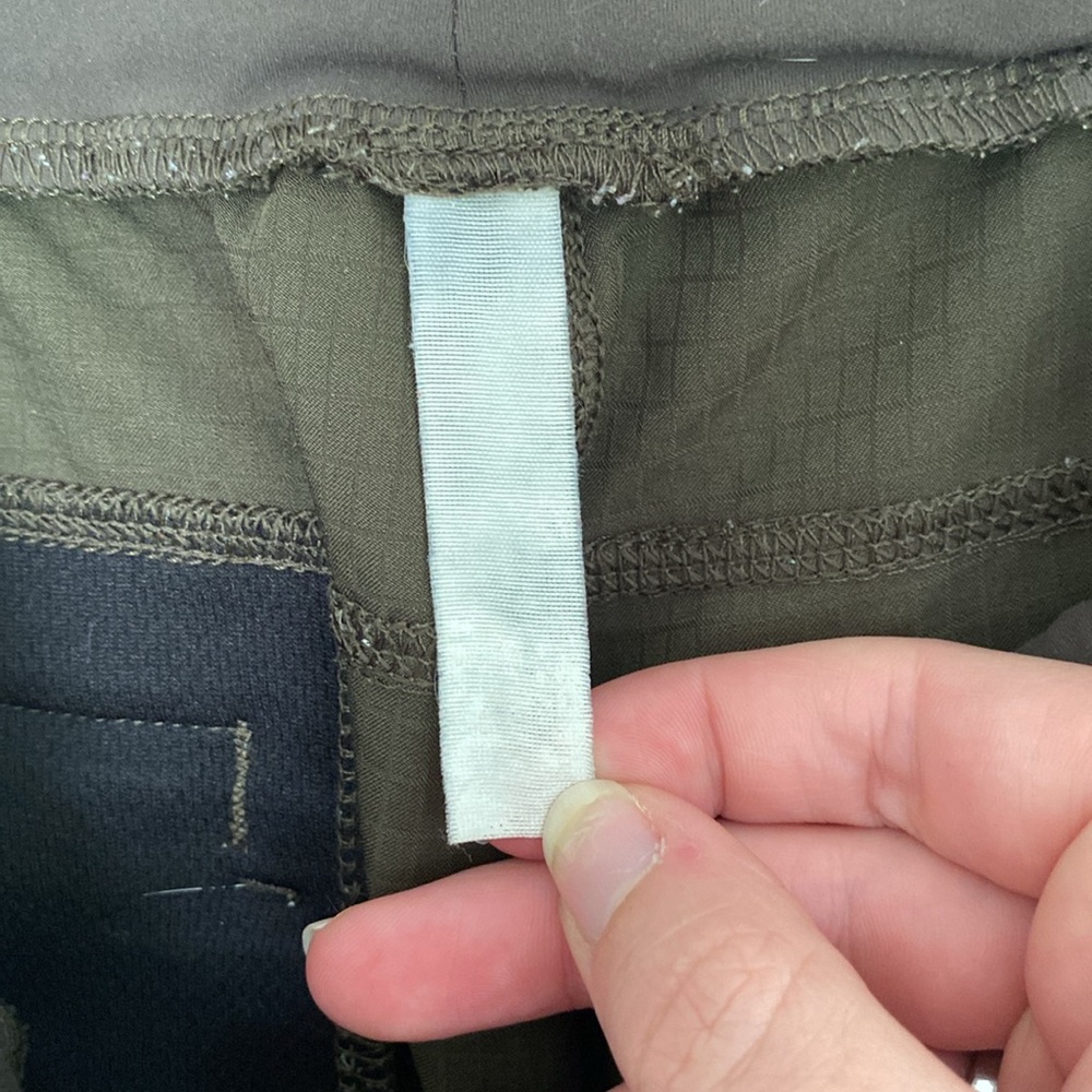 Vuori Women’s Olive Green Joggers Size Medium with Pockets - Picture 9 of 9